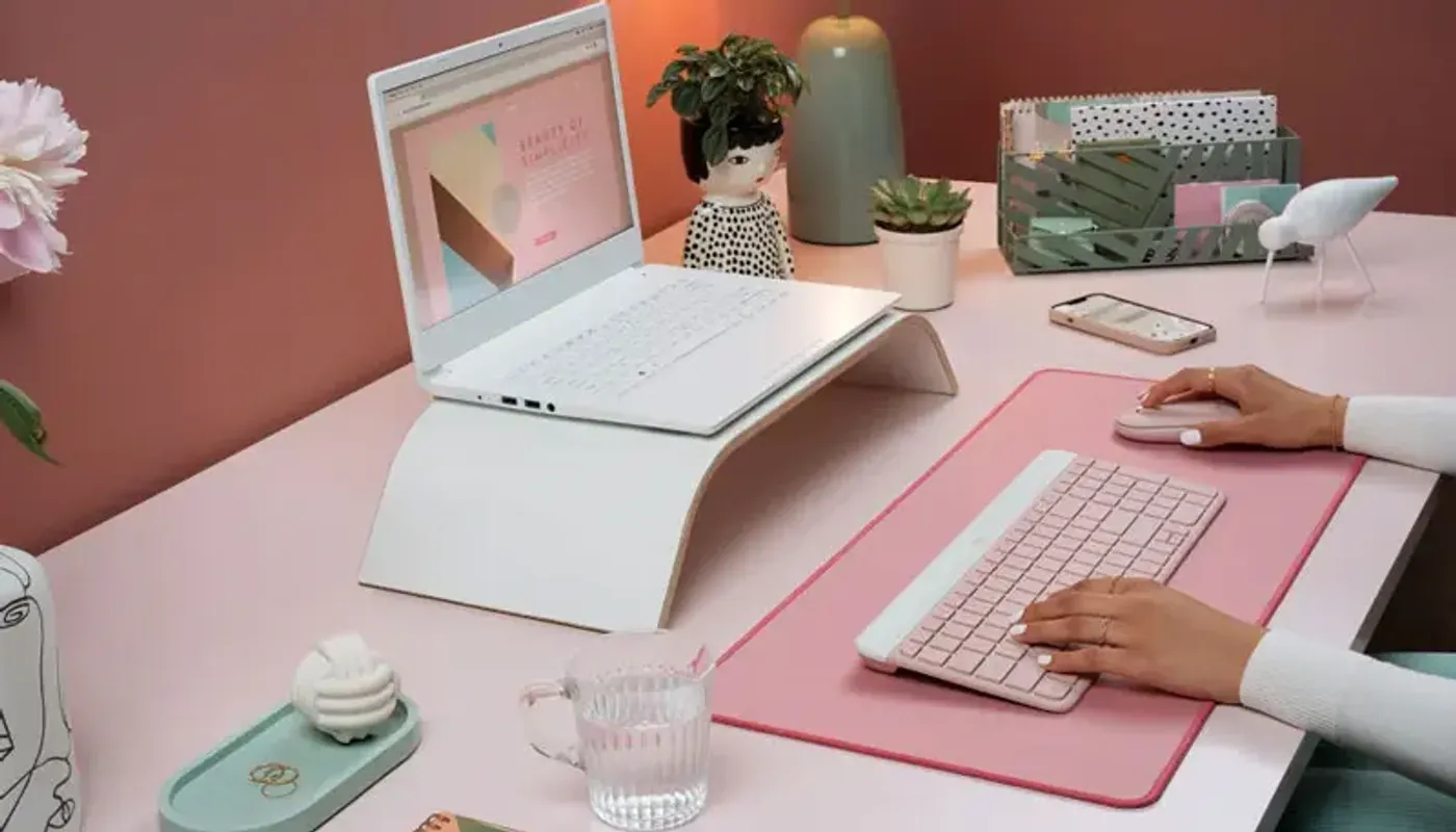 User using Logitech MK470 keyboard and ambidextrous mouse
